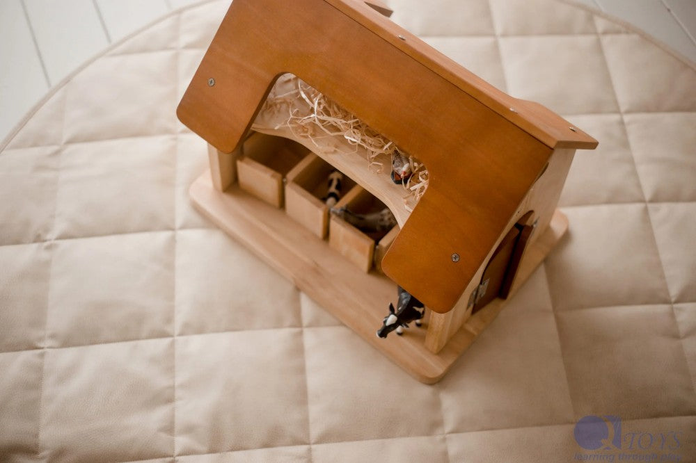 QToys Australia (USA) HORSE STABLE